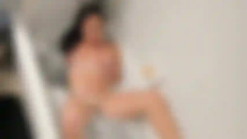 Un baño de burbujas jabonoso se convierte en una fiesta de semen cuando empiezo a provocarme el coño y el culo con los dedos antes de terminar con mi cabezal de ducha pulsante.