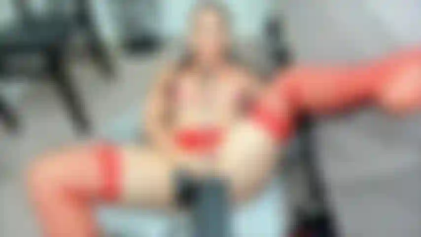 Descuidada, mojada y desordenada! Babeando todas mis tetas en mis medias de red rojas!