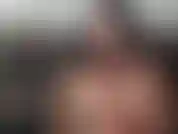 Morgan se folla las tetitas con su dildo rosa favorito y gargantas profundas hasta atragantarse.