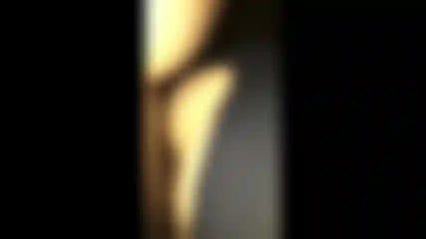 Montando una verdadera polla al estilo perrito en mis mallas rotas después de una sudorosa sesión de gimnasio! Chochito cremoso!!