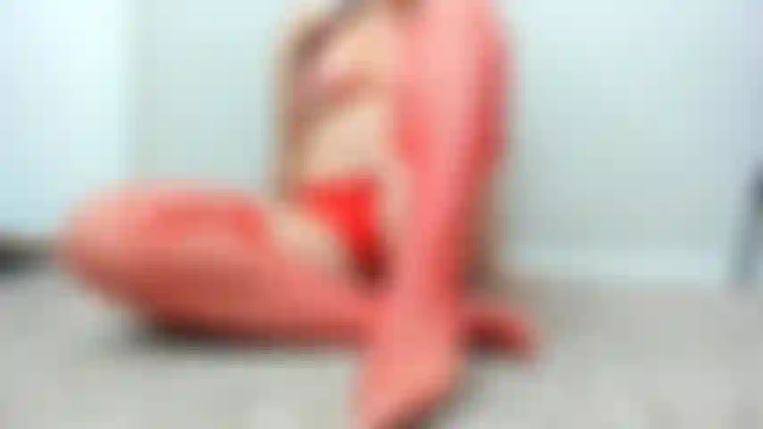 Provoca y niega con mis medias de red rojas. Acaricia con tu polla mis pies de red como esclavo porque este es el único material para masturbarte que obtienes hoy.