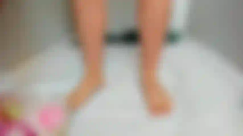 ** Cbt** ¡explotando globos de agua con mis pies, tacones altos y cuerpo desnudo!