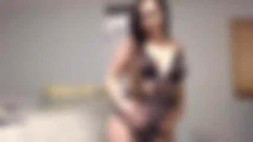 Toda vestida con lenceria negra y con muchas ganas de tontear con mi varita vibradora.