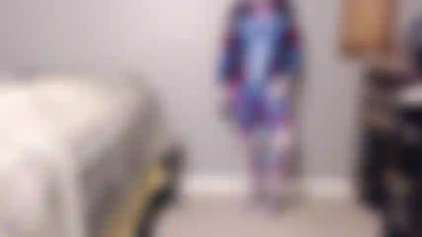 La diva de overwatch frota sus tetas turgentes y su coño mojado a través de su traje de piel! Diva cosplay!