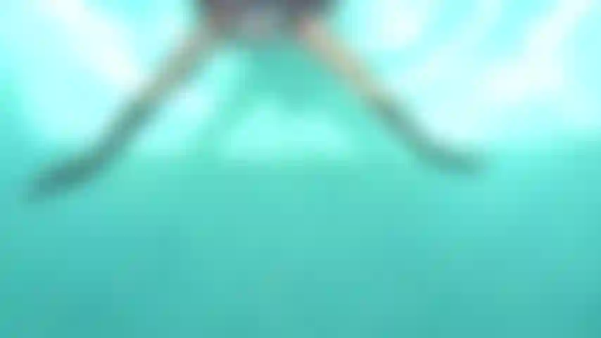 Mamada con corrida en la cara y en la boca en la piscina. Provocación, corrida, agua, bikini y una polla en la boca.