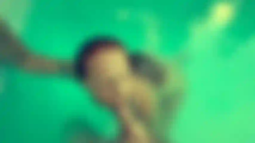 ¡Sexo en la piscina! ¡Moviendo el culo, montando la polla, mamada, saliva, un montón de olas!