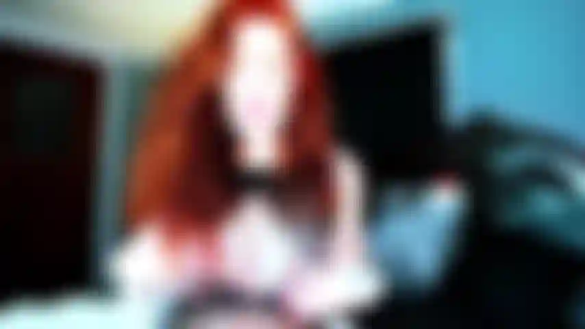 Chupando consolador con mucha saliva.