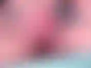 Mírame darle una bofetada a ese coño con mis bragas sexys, provocándote con mi arbusto pelirrojo y mis fantásticos labios vaginales. Con mi coño todo hinchado no puedo tener suficiente, así que me follo mi pequeño agujero hasta correrme.