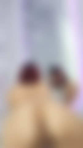 Azotando mi culo desnudo.