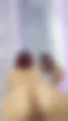 Azotando mi culo desnudo.