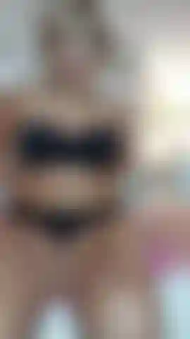 Milf muestra su cuerpo sexy.