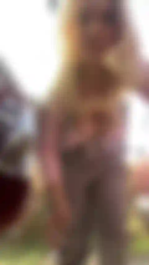 Cambio de carretera, parada desnuda en medio de un viaje por carretera.