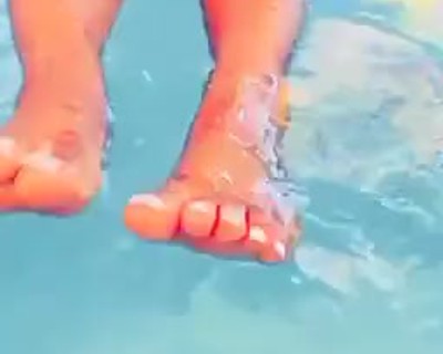 Fetiche de pies en la piscina.