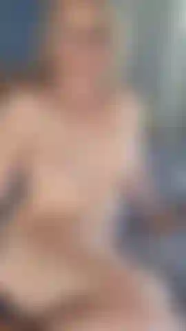 Culo bien abierto, consolador en el culo.