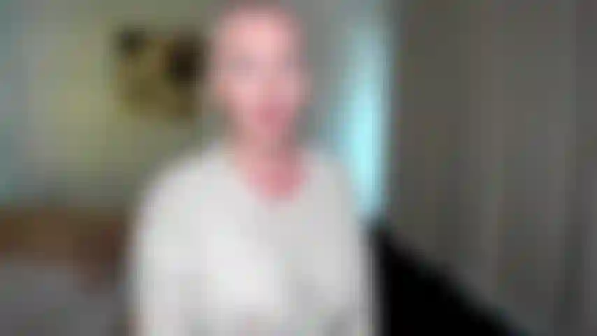 Fetiche homewrecker. Hoy va a ser especial. Te masturbarás la polla mirando mi coño justo al lado de tu esposa dormida.