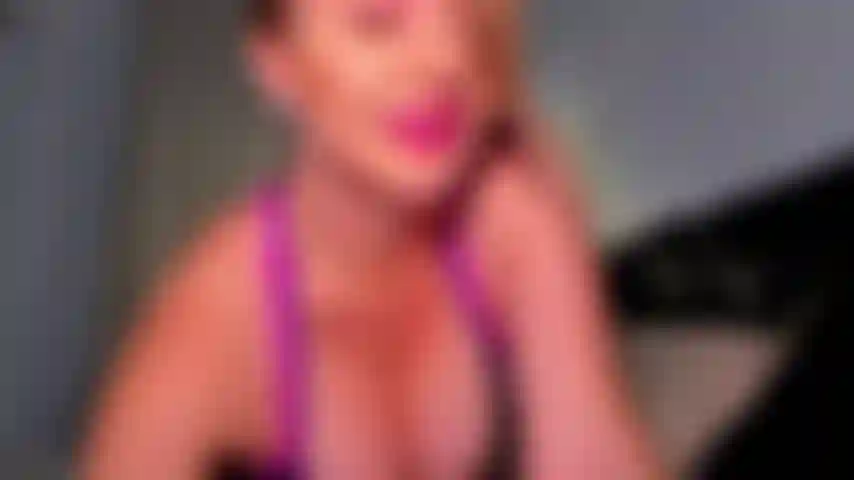 Obsesión por las tetas y los pies. Sé lo obsesionado que estás con mis pechos perfectos. Y sé algo más de ti, de otra adicción. Te encantan los pies descalzos, ¿no? Mis pies descalzos. Te voy a provocar con mis tetas y mis pies hasta que olvides tu nombre.