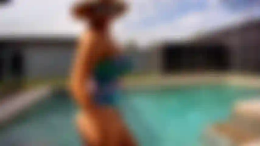 Joder piscina. Nadando bromeando con tu polla. Torso boy toy sentirá mis labios superior e inferior a su alrededor.