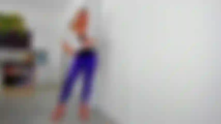 La mamá de tu mejor amiga te da un joi rápido mientras tu amiga está fuera. Sus pantalones de látex y sus sexys tetas te harán explotar muy rápido.