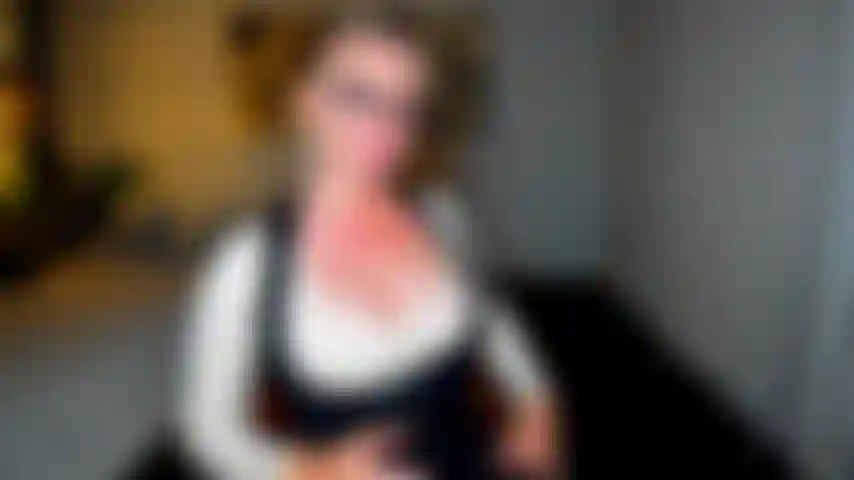 Juego de rol asqueroso. Me quedé con mi colega dave después de la presentación, en la que no podía concentrarse. Mi ropa le apagó el cerebro y le puso la polla. Tuve que ayudarlo. Tuvimos un sexo salvaje, usando mi vibrador en mi clítoris hasta que ambos nos corrimos fuerte.