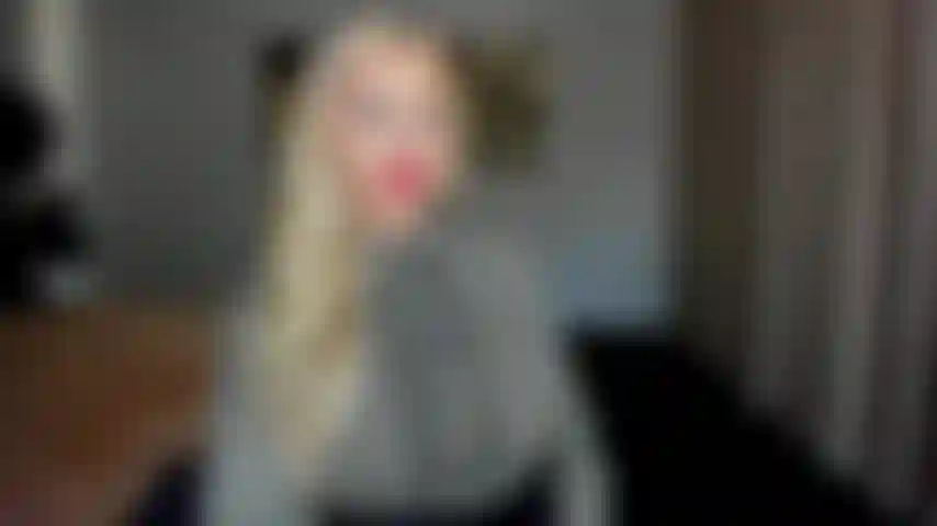 Crees que puedes correrte tan rápido como me abrocho la blusa? Olvídate de tu nombre pegado a mi increíble escote. Te torturaré con la provocación y, si tienes suerte, te correrás cuando termine de abrocharme la blusa.