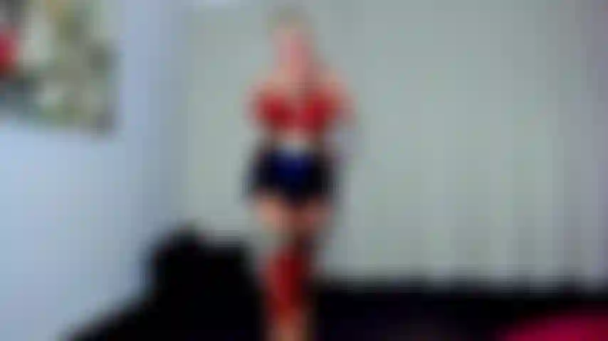 Chupo y follo el strap-on de la mujer maravilla como una puta sucia.