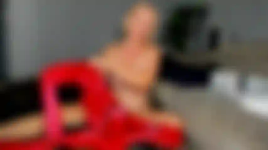 Traje de látex para gato. Mírame entrar y darte un bonito arnés de bbc. ( Show en vivo grabado).