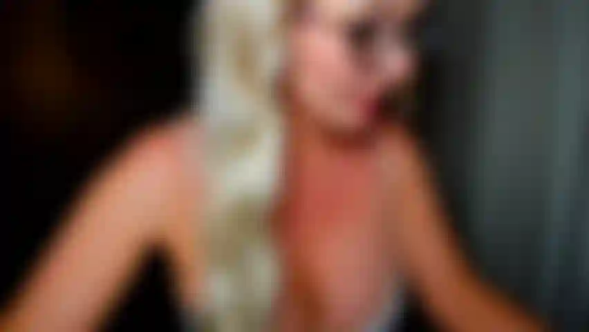 ¡Evaluación de desempeño de una jefa traviesa! ¿Estás dispuesta a hacer lo que sea para conservar tu trabajo, incluso si tu novia está afuera y puede oírme gemir?