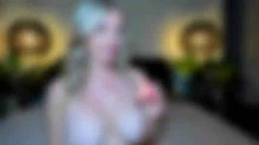 Humillación brutal en topless por tu diminuto clítoris sin valor.