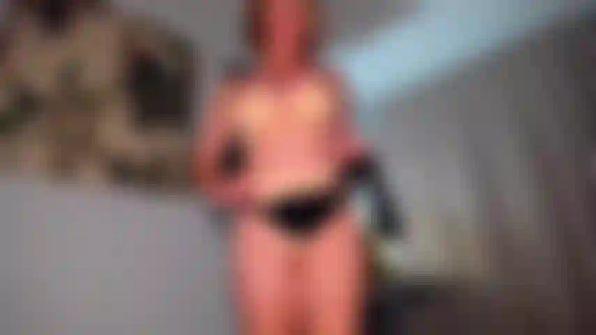 A tu esposa le encantará mi arnés tanto como a ti. Le voy a mostrar a tu esposa qué tipo de polla se merece. Incluso mi cinturón es mejor que la polla de tu inútil matón. Ella te humedecerá y todo lo que harás será seguir conmigo hasta quedar arruinado.