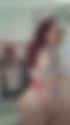 Giving a hand off shaking and spreading that ass.