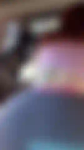 Teaser meneando el culo en el coche.