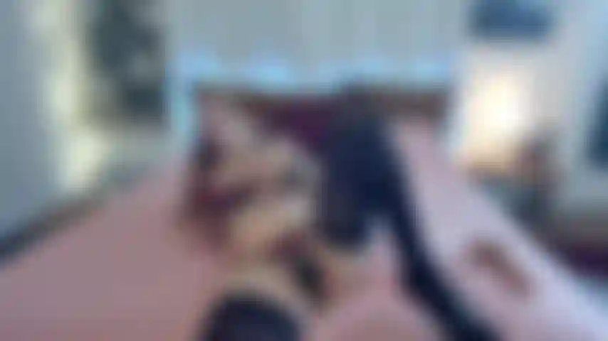 69. Hablar sucio con lenceria, medias y tacones.