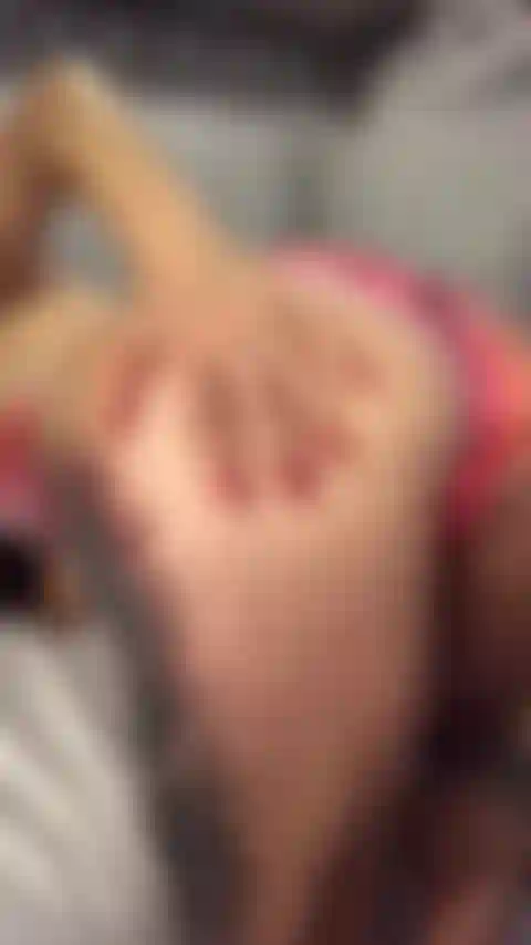 37. Bromeando con mi bikini brillante, gran culo: en silencio para que los vecinos no escuchen.