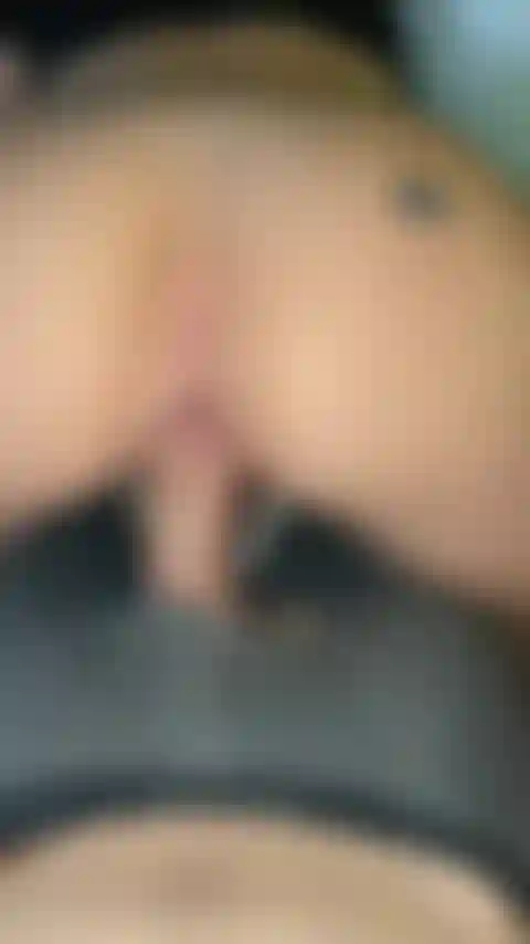 Mira cómo mi coño mojado se llena con una gran polla, apuesto a que no podrás durar.