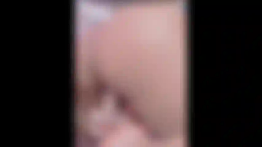 Golpeando con un consolador por la espalda y toqueteando el ano.