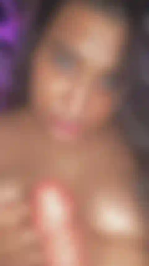 Boobjob con polla vibrante.