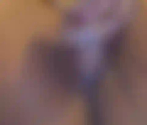 Juego con consolador y semen cremoso.