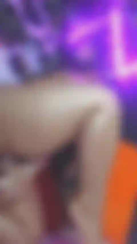 Arrodillada y golpeando el coño.