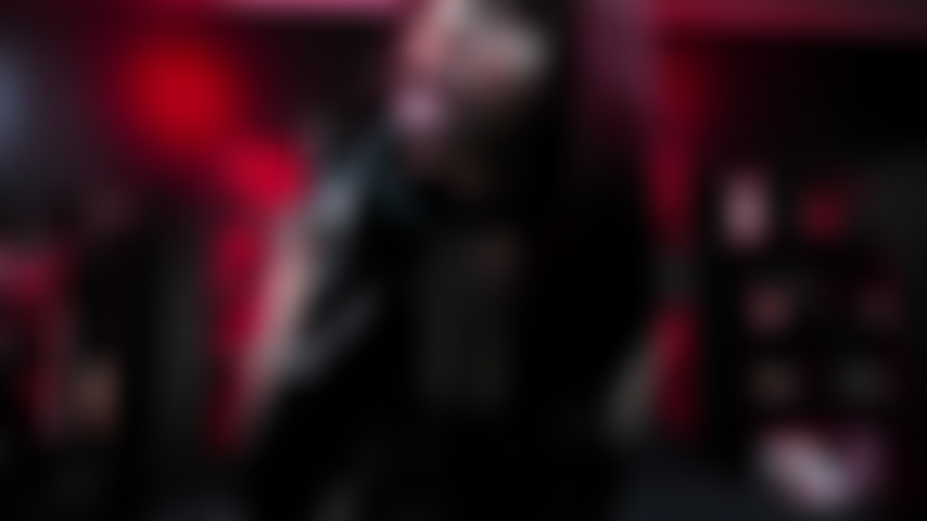 Cuero, pinzas, coño y los gemidos que pedirás.