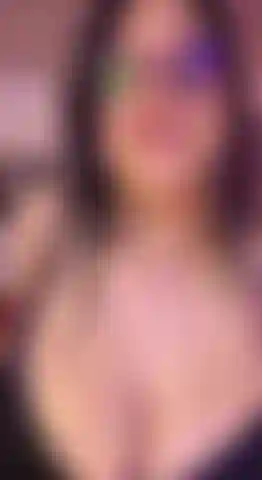 ¡Todo empezó con un pequeño golpecito en mis pezones, y ahora no puedo hacer que dejen de rebotar!