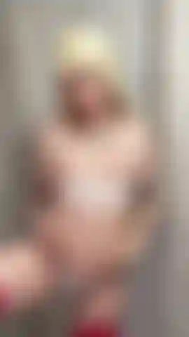 Sé que quieres tocar mi coño mojado.