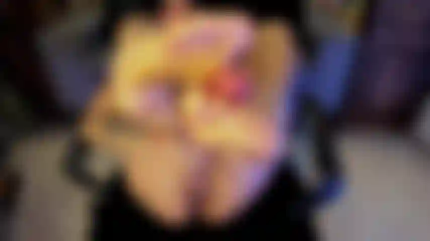 Hago trabajos con los pies mientras me masturbo.