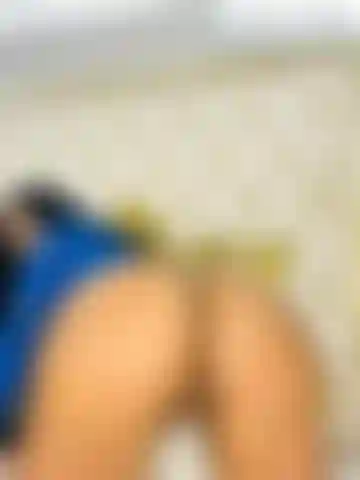 Culo y coñito enteros desnudos y rebotando sobre ti.