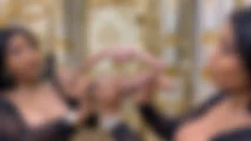 Exótica de ébano chupando y pajeando 3 pollas a la vez.