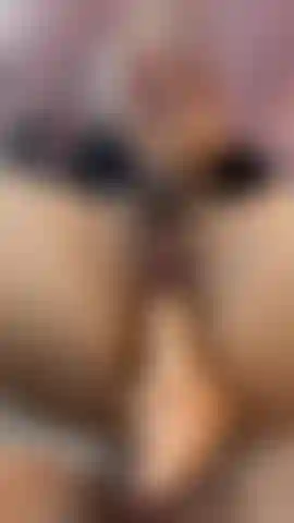 Me follo mi consolador y hago squirt muy rápido.