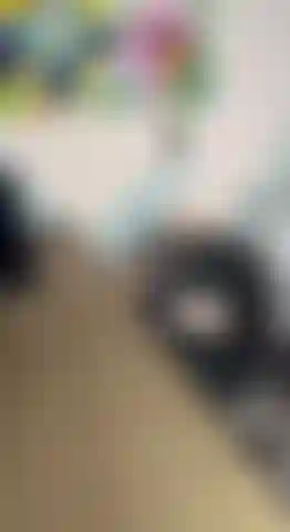 Que clase más aburrida... Me pondré mi juguete favorito entre mis piernas.