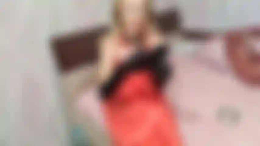 Fumo mientras uso guantes de látex y delantal de pvc.