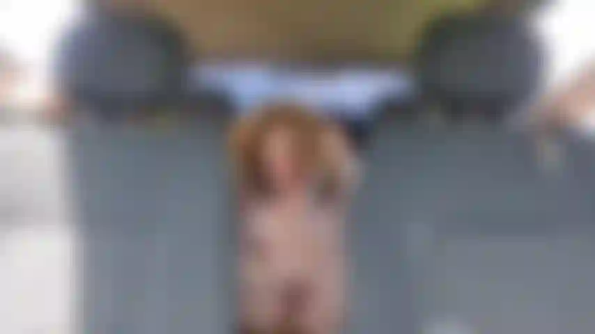 Fumo y me masturbo en el auto mientras llevo chaqueta.