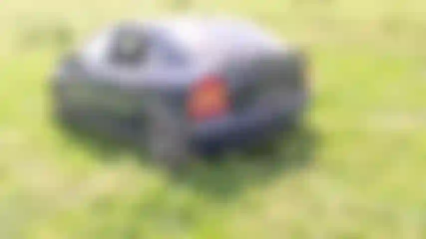 El auto al aire libre tiembla, el auto rebota mientras uso una chaqueta de invierno.