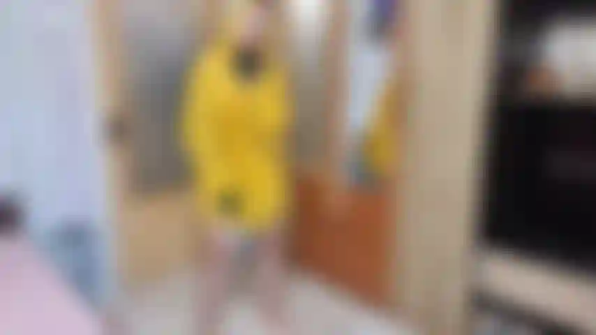 Me masturbo mientras uso poncho de lluvia y guantes.